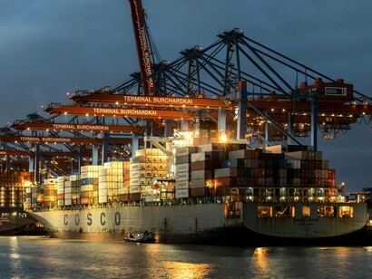 Navio cargueiro. Primeiramente que, rejeitada no passado em cada lado do Atlântico, por motivos peculiares e relativos às várias vantagens comparativas e absolutas destas regiões, se viu obrigada a iniciativa de efetivar-se, devido à geopolítica económica internacional atual e futura que se desenha