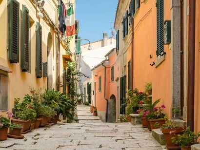 Lui tornò dopo venti anni, lei se lo vide comparire davanti nella bettola del paese