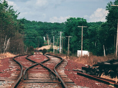 Cada experiencia en el camino de lo desconocido deja su huella. Los inicios han sido abrumadores, combinando la emoción de los nuevos comienzos con la nostalgia de dejar atrás a mis seres queridos