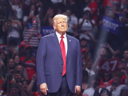 Trump’s cold, steely gaze cuts through the crowd, revealing a chilling resolve to push forward with an agenda that threatens to tear at the very fabric of American democracy