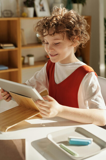 A influência positiva da família é evidente em crianças como totói, que traz alegria e emoção aos jogos de futebol com sua fofura e entusiasmo