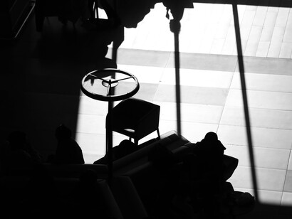 Modelli comportamentali. Si utilizzano i media, la pubblicità, il cinema, le pellicole e i divi di Hollywood che finiscono per trasmettere modelli comportamentali coerenti con la visione del mondo a cui questi gruppi auspicano