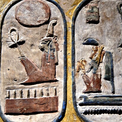 Cartigli di nascita e di incoronazione del faraone Seti, pittura murale su un pilastro nella Tomba di Seti I (KV17; Sala J, Pilastro B, lato a), Valle dei Re, Tebe occidentale, Egitto. Berlino, Germania. Foto di Osama Shukir Muhammed Amin