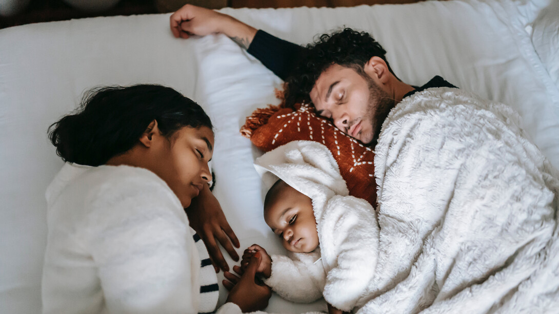 Pai e mãe se embalam nos sonhos após canterem cantigas de ninar