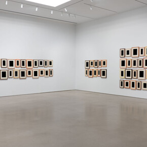 Allan McCollum, A moment in time: plaster surrogates, exhibition view. Courtesy of Petzel Gallery