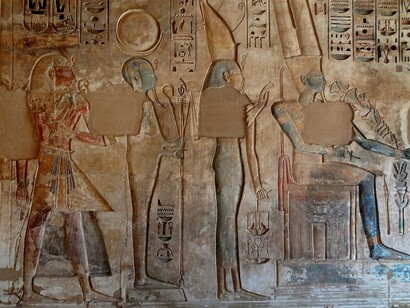 Rilievo nella camera della Triade Tebana (Stanza 6) nel tempio mortuario di Ramses III a Medinet Habu, Egitto