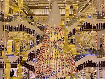 Decoración navideña al interior del almacén Le Bon Marché, París, Francia