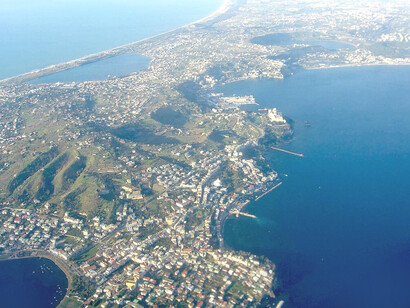 Campi Flegrei, Campania, Italia. Ripresa aerea dei Campi Flegrei, con i laghi dell'Averno, Lucrino, Fusaro, la baia di Baia e il Castello Aragonese, e la cittadina di Bacoli, (13 dicembre 2007). 