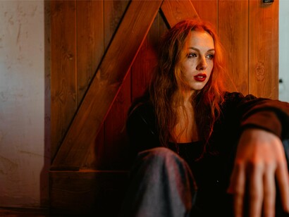 Mais do que isso, o “dedo podre” chega a um nível de machismo tão grande que protege os homens de tal forma que até o fato deles serem ruins é culpa da mulher e/ou de outra pessoa. Por trás dessas frases aparentemente inocentes que eu coloquei no começo do texto, a mensagem que a sociedade passa é a de que eles podem ser, fazer e dizer o que quiserem, pois é culpa de quem se envolveu com ele que “não viu os sinais”, contudo, quantos casos não aparecem em jornais, na internet, em relatos de centenas de milhares de vítimas que foram enganadas, agredidas e até mortas por um homem que ninguém desconfiava?




