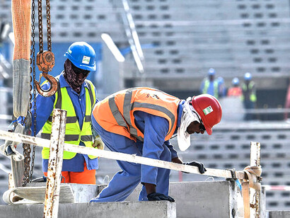 Obreros trabajan bajo el sol en uno de los estadios del Mundial Qatar 2022