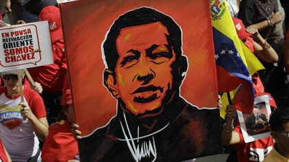 Seguidores de Chávez portan un retrato del dirigente muerto en 2013