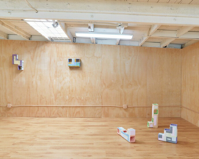 A shape made through its unraveling, Exhibition view. Courtesy of Ochi Projects