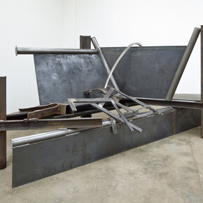 Anthony Caro, Horizon, 2012, Park Avenue Series, Steel, rusted and varnished, 70 x 158 x 68 in. Courtesy Galerie Daniel Templon