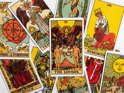 Cartas de tarô. O corpo, quando toma conta, somatiza dores, gritando através de doenças e distorções. Como se a carta de um oráculo tivesse saído invertida — uma simbologia de alerta e desconexão



