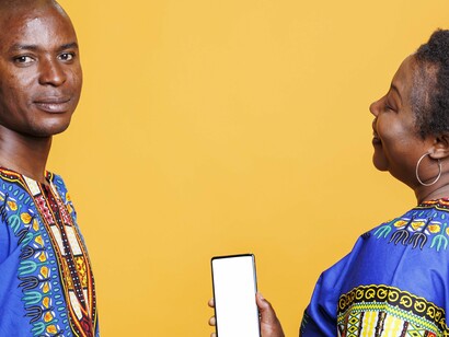 Isso tudo remete ao que Eric Hobsbawm intitulou de “as invenções das tradições”. Diz ele que, “muitas vezes, “tradições” que parecem ou são consideradas antigas são bastante recentes, quando não são inventadas…". O termo “tradição inventada” é utilizado num sentido amplo, mas nunca indefinido. Inclui tanto as “tradições” realmente inventadas, construídas e formalmente institucionalizadas, quanto as que surgiram de maneira mais difícil de localizar num período limitado e determinado de tempo - às vezes coisa de poucos anos apenas - e se estabeleceram com enorme rapidez… 