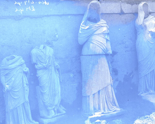 Unboxing Photographs. Courtesy of Kunstbibliothek