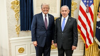 Il presidente Donald Trump posa per una foto con il primo ministro israeliano Benjamin Netanyahu nello Studio Ovale dopo una conferenza stampa congiunta in cui è stato annunciato il piano di pace degli Stati Uniti per Gaza, lunedì 29 settembre 2025. Foto ufficiale della Casa Bianca di Daniel Torok