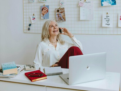 Mulher de meia idade feliz em seu trabalho. A primeira coisa a se fazer é parar de ouvir os pessimistas. Sim, você sabe de quem estou falando: aquelas pessoas que dizem que é difícil demais, que o mercado está saturado ou que ninguém contrata “velho”. Vamos combinar? Isso é conversa fiada. O mercado de trabalho está mudando constantemente e valoriza, cada vez mais, a experiência e a sabedoria que vêm com a idade