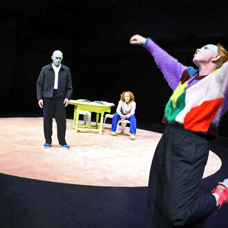 Und oder oder oder oder und und beziehungsweise und oder beziehungsweise oder und beziehungsweise einfach und. Courtesy of Residenztheater