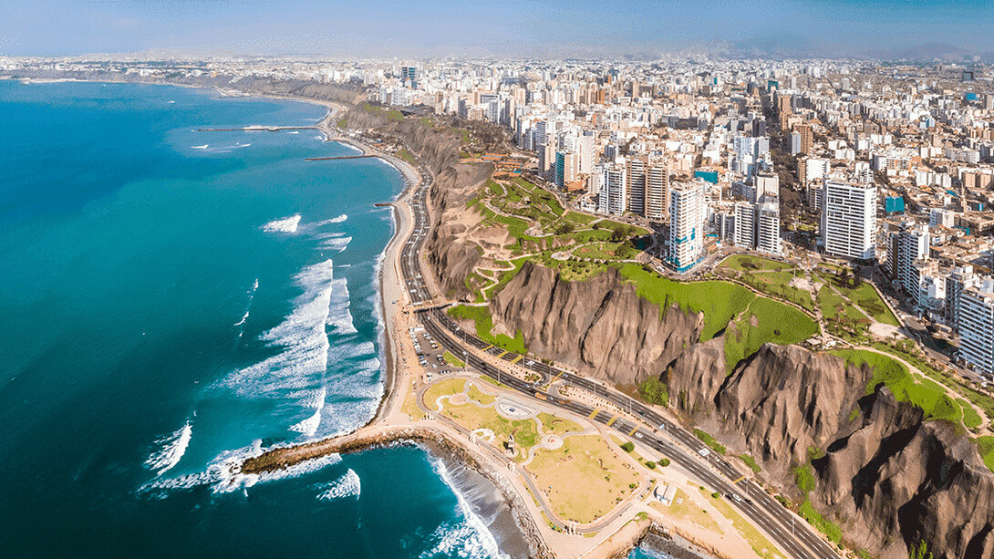 Panorámica de la costa frente a la ciudad capitalina Lima, Perú