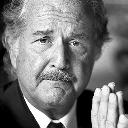 La muerte de Artemio Cruz, de Carlos Fuentes, presenta una visión dramática sobre la traición de los ideales revolucionarios, en contraste con otras obras que abordan el tema desde la ironía