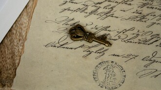 La teoria del patrimonio distante riconosce che i beni culturali e naturali non appartengono solo a chi li possiede geograficamente, ma all’intera umanità.

