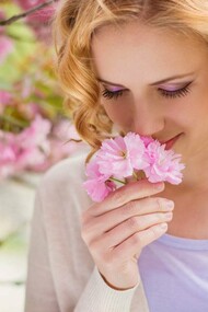 Donna che annusa un fiore