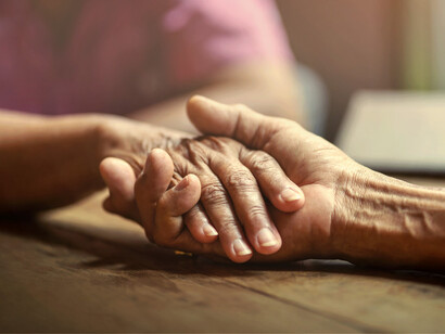 Dos personas tomadas de la mano