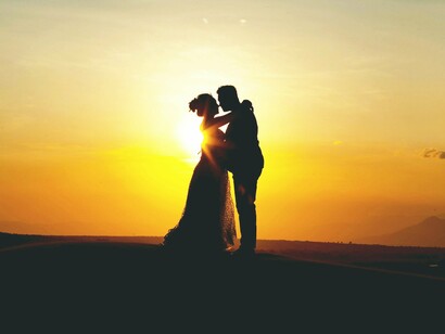 Casal no pôr-do-sol. Jacques Lacan, um dos mais influentes psicanalistas pós-freudianos, trouxe uma nova perspectiva sobre o amor, centrada na linguagem e no desejo. Para Lacan, o amor é intrinsecamente ligado à falta e ao desejo que nunca pode ser completamente satisfeito