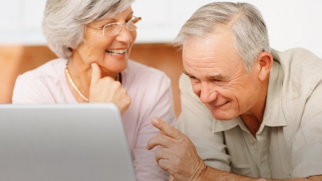 Dos ancianos delante de un ordenador portátil