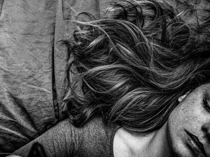 Su avance convierte actos básicos como conversar o compartir el día en lujos que muchos ya no experimentan