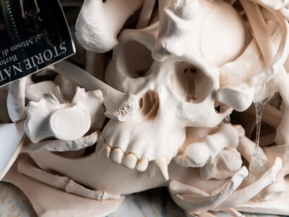 Bertozzi e Casoni, 10 febbraio, 2020, ceramica policroma, 37 x 53 x 44 cm
