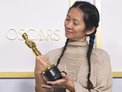 Chloé Zhao, la seconda donna a vincere la statuetta dopo Kathryn Bigelow per The Hurt Locker nel 2010