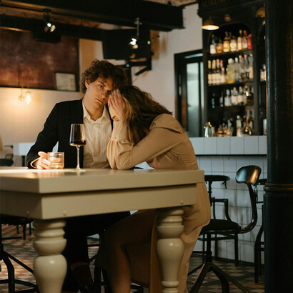 Casal discutindo. O que vemos é um encontro pontuado pelos silêncios, pelas distâncias, pelos olhares