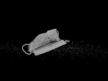 Mascarilla en el asfalto