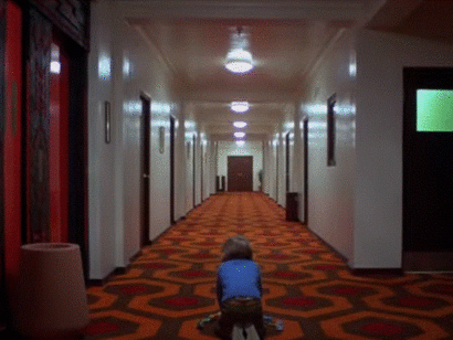 Danny Torrance nel film "Shining" di Stanley Kubrick mentre gioca nei corridoi dell'Overlook Hotel