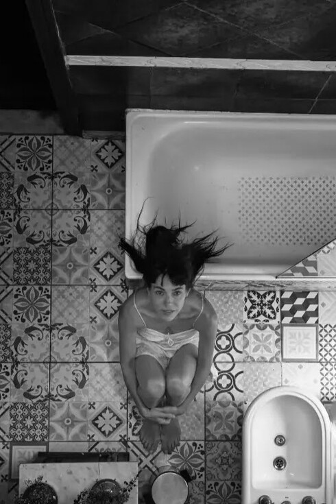 La protagonista del proyecto habita una casa vacía, que simboliza tanto la ausencia del hogar como su potencial para la transformación