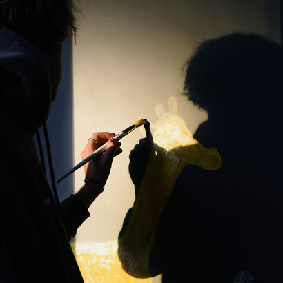 Artista às duas horas da manhã de uma dia da semana tentando terminar uma pintura