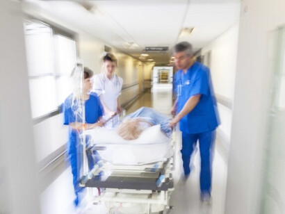 Las personas que han sido previamente infectadas por una cepa diferente (como Delta) o que han sido vacunadas no están tan bien protegidas contra la infección por las variantes de Ómicron