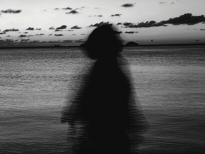 Ao mesmo tempo que as pessoas ainda queiram aparecer e se validar pela função nomeada ou por quanto prestam serviço de alta eficiência, mostrando-se como um personagem impecável de si mesmo, e assim distanciando-se de sua essência e incompletudes. Também querem um outro perfeito. Qualquer um outro precisa ser perfeito ao olhar preguiçoso dos encontros