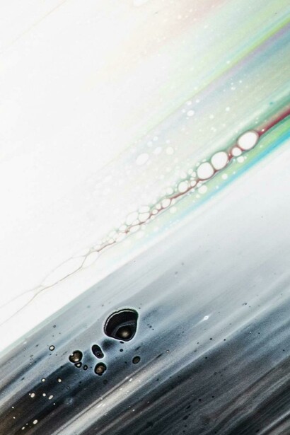 L'autore descrive l'Ipnocrazia come un regime che manipola la percezione attraverso narrazioni ipnotiche, trasformando radicalmente il nostro rapporto con la realtà senza ricorrere all'oppressione diretta