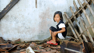 Pobreza infantil. La pobreza es un problema político, pero eso también se olvidó. En su lugar surgieron consideraciones morales y psicológicas. De la pobreza en general se pasó a la pobreza de las mujeres y luego a la pobreza de la niñez