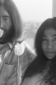 John Lennon y su esposa Yoko Ono durante la “encamada por la paz”, 1969