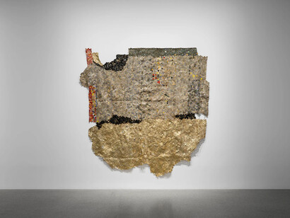 El Anatsui, LuwVor, exhibition view. Courtesy of White Cube