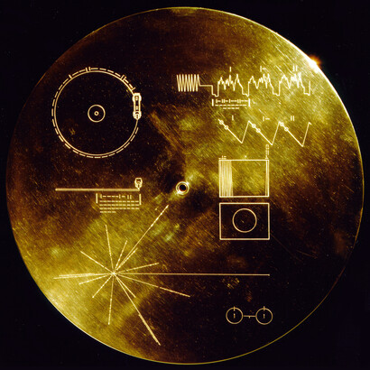The Golden Record Cover fu ideato per qualsiasi forma di vita extraterrestre
