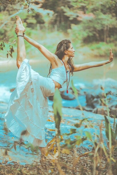Mulher usando vestido branco em pé ao ar livre