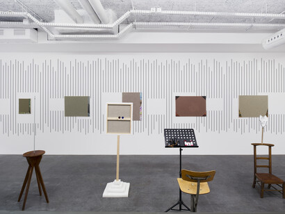 Francis Baudevin, Tableau d'une exposition, 2014 - Amikam Toren, Ensemble de 5 toiles, 2013-2014 - Dan Walsh, Véhicules 1, 2, 3, 4, 5, 6 et autres, 2014. Photo : Martin Argyroglo