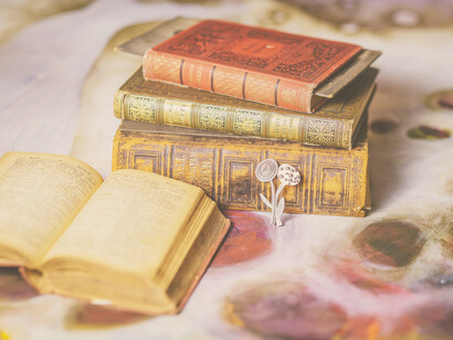 Fingió buscar algo en la maraña de papeles de su escritorio