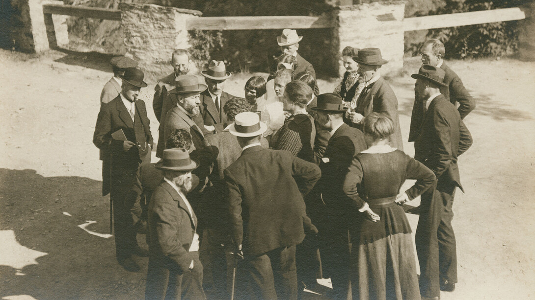 L'immagine mostra Ferdinand Tönnies (in primo piano a sinistra) al secondo convegno culturale di Lauenstein, tenutosi dal 29 settembre al 3 ottobre 1917 nel castello di Lauenstein. Sono presenti, tra gli altri, Max Weber, Walter Amelung, Ella Kroner e Lulu von Strauß und Torney