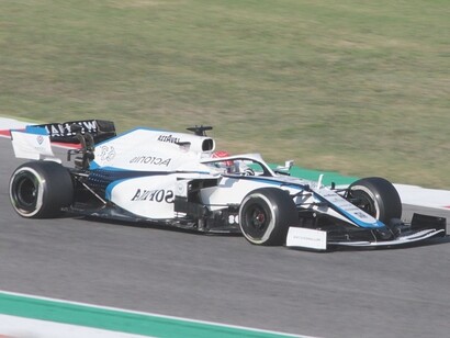 George Russell è un pilota britannico di Formula 1 noto per la sua dedizione e talento, caratteristiche che gli hanno permesso di emergere rapidamente come uno dei giovani più promettenti del circuito